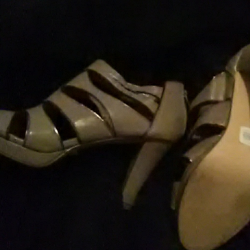 Heels - Picture 4 of 4